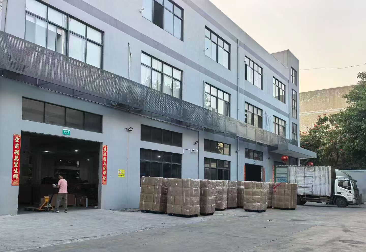 Modern Future Shenzhen warehouse and outbound cargo