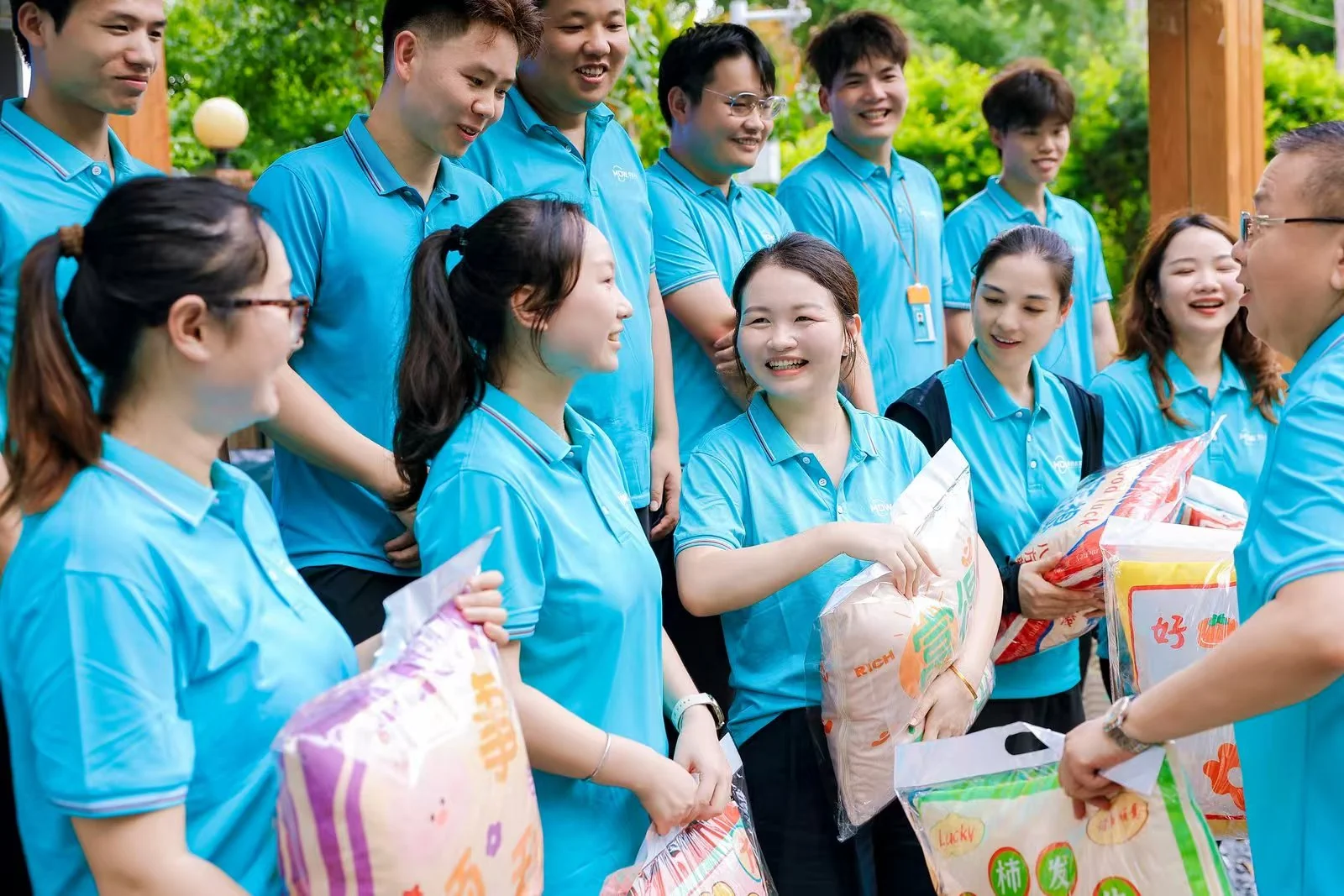 Team connection and gift sharing during the Shenzhen event