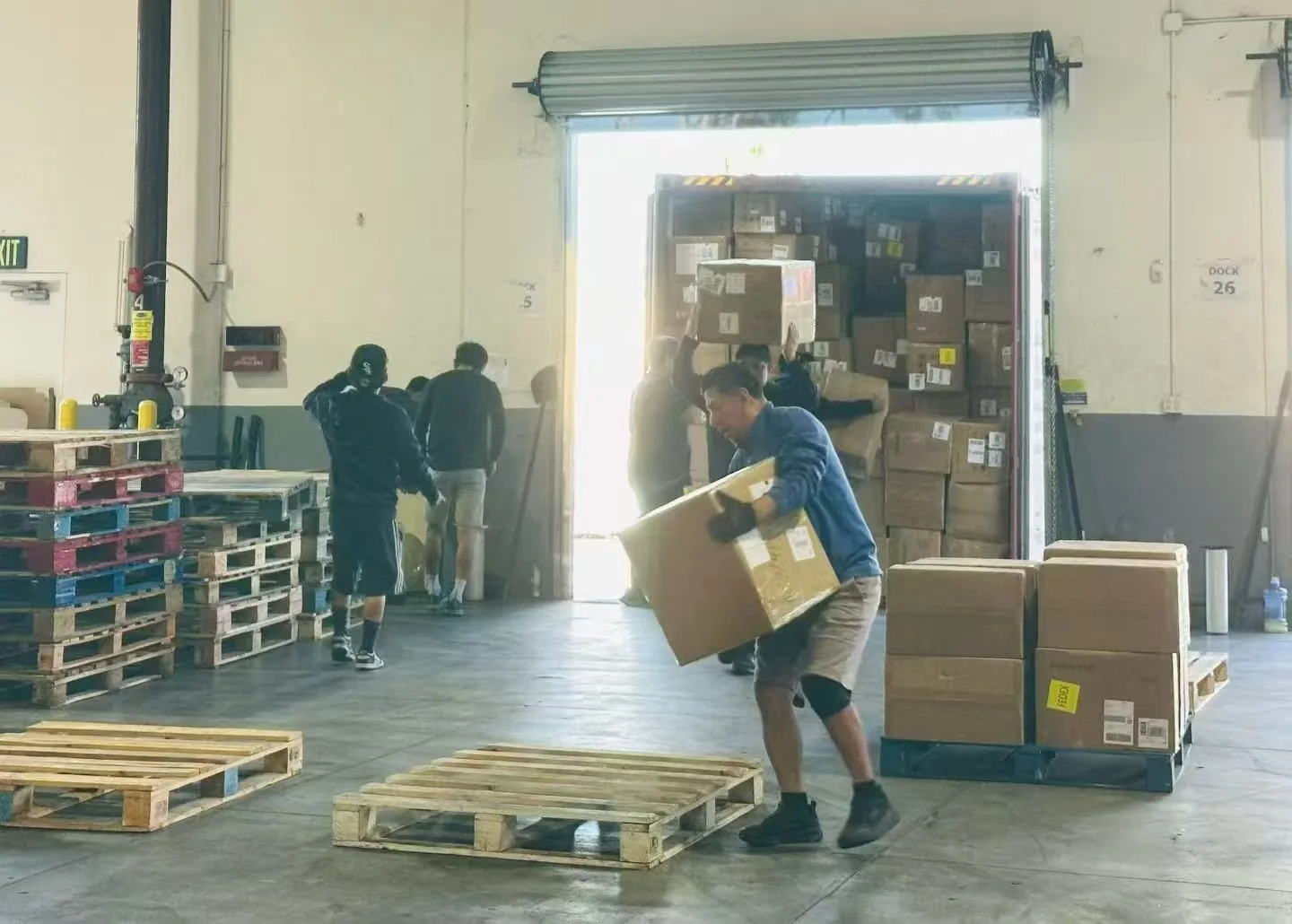 Cargo unloading and receiving at a US warehouse dock